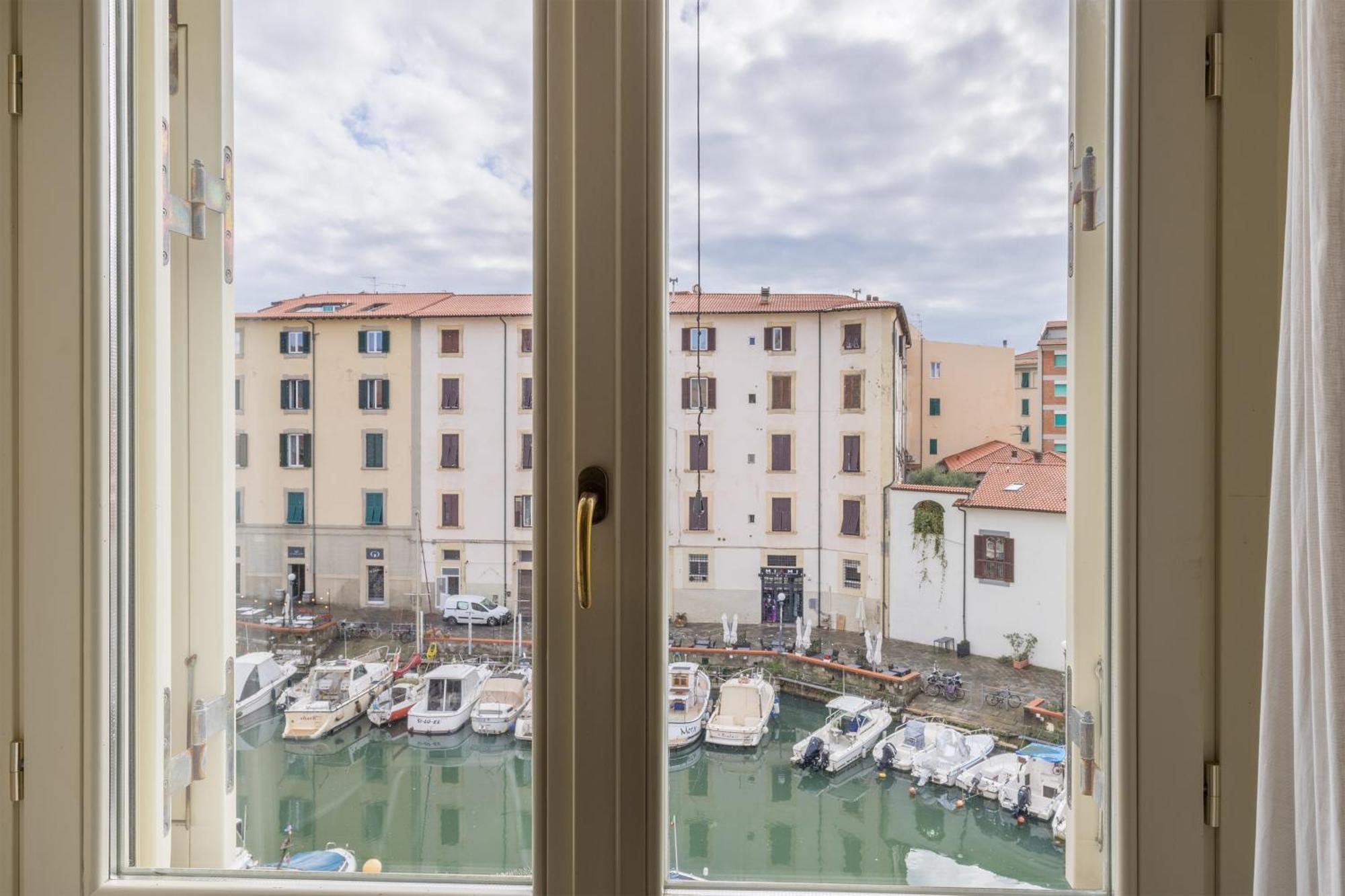 Near The Port-Elegante Appartamento Con Vista Sui Canali Livorno Exterior photo
